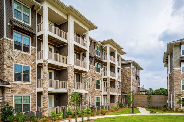 cultured-stone-overlook-at-huntcrest-luxury-apartments-exterior-balcony-view-1920x1920